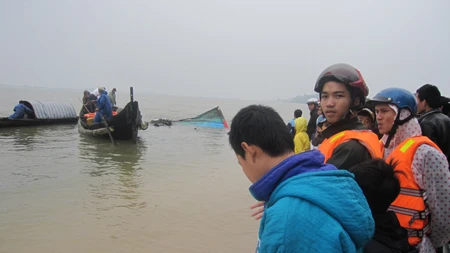 Vụ chìm tàu bốn ngư dân mất tích: Tìm được thi thể ba ngư dân ảnh 4